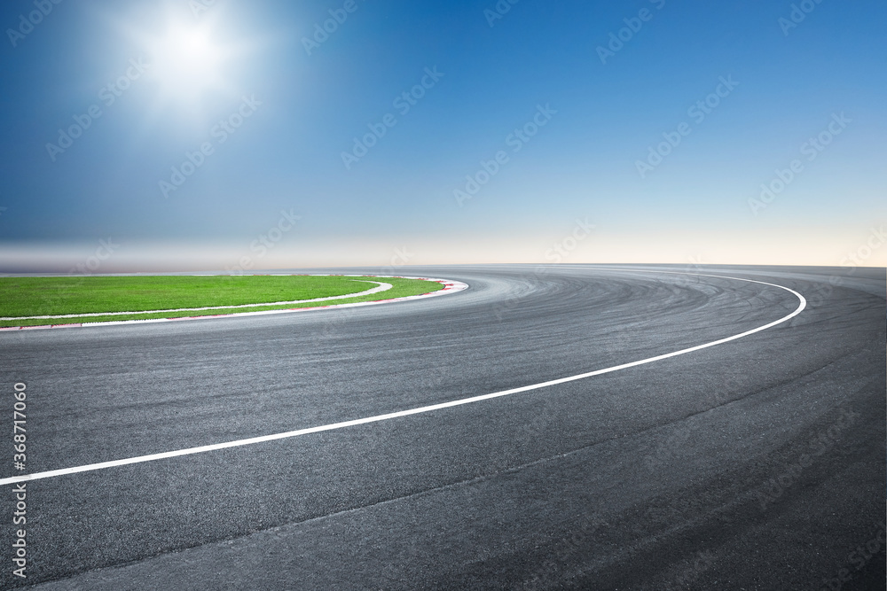 Naklejka premium Dramatic view of racing asphalt road.