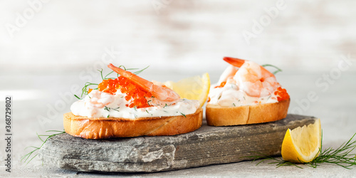 Obraz na plátně Toast skagen - shrimp and caviar on toast