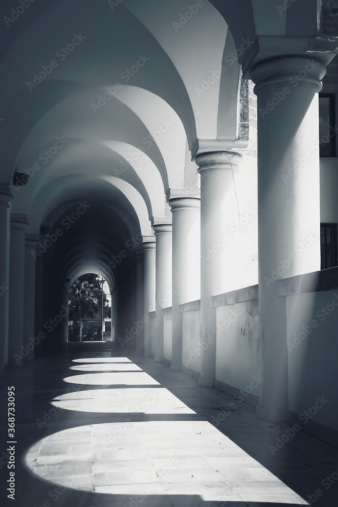 Fototapeta premium Giochi di luce e forme sotto un porticato