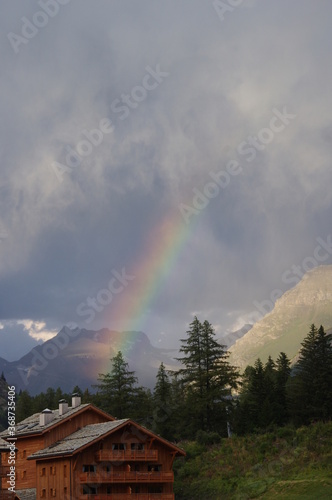 Arc-en-ciel dans la montagne