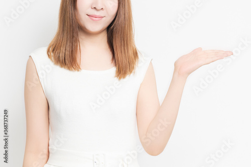 Wallpaper Mural 案内のジェスチャーをする若い女性 Torontodigital.ca