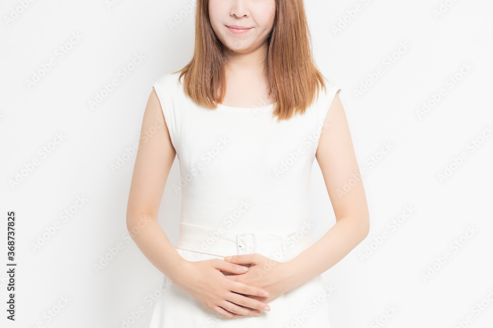 お腹に手を当てる若い女性 お腹に手を当てる若い女性