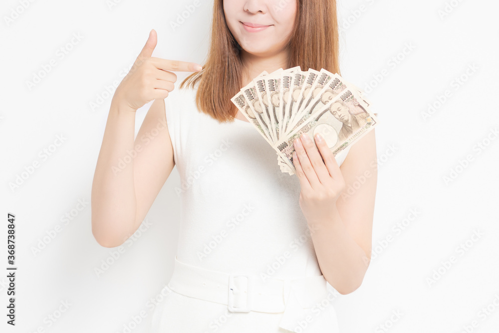 お金を手に持つ若い女性