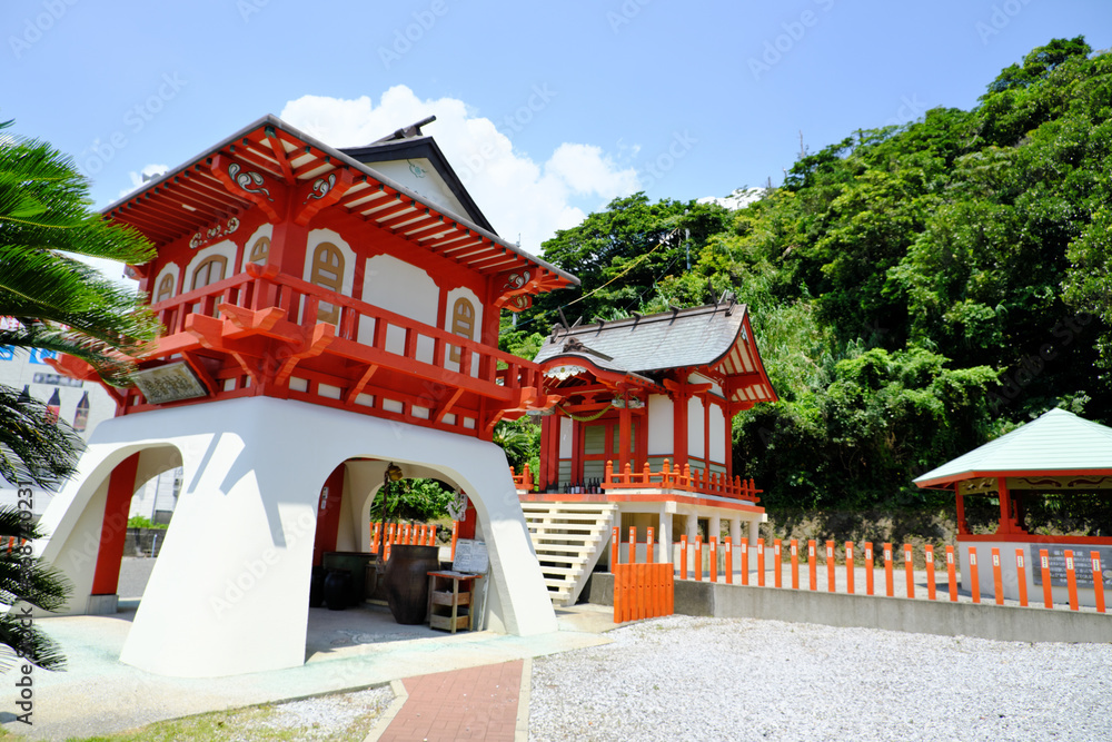 Fototapeta premium 斜めから見た美しい龍宮神社
