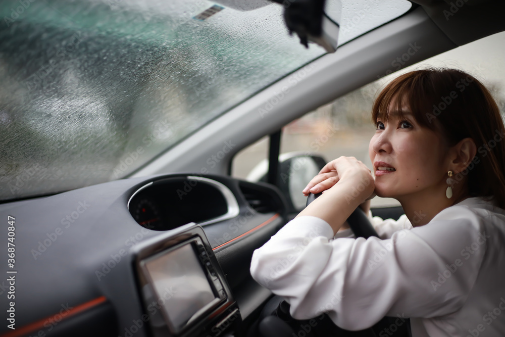 雨が降り悲しそうな女性 雨が降り悲しそうな女性