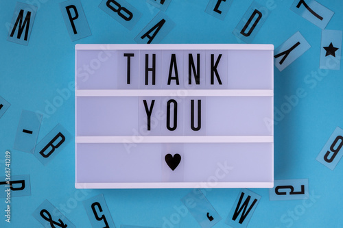 Lightbox mit den Worten "Thank you" und einem Herz auf einem blauen Hintergrund mit Buchstaben