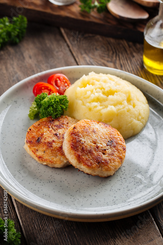 Chicken cutlets with mashed potato 