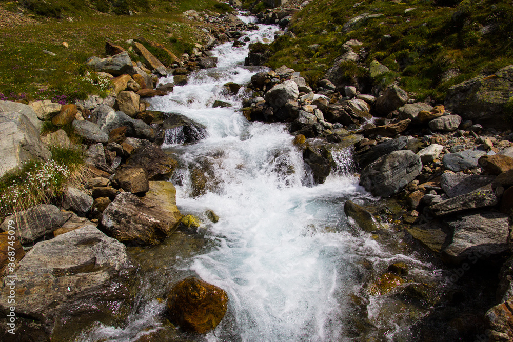 Gebirgsbach im Langtauferertal in Südtirol Gebirgsbach im Langtauferertal in Südtirol