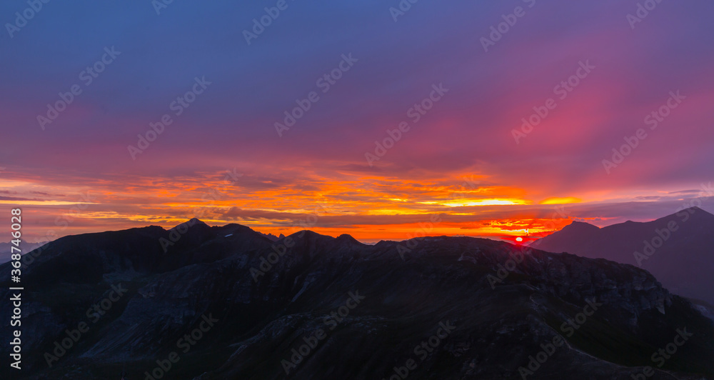 Herrlicher Sonnenaufgang am Edelweißspitz. Herrlicher Sonnenaufgang am Edelweißspitz.