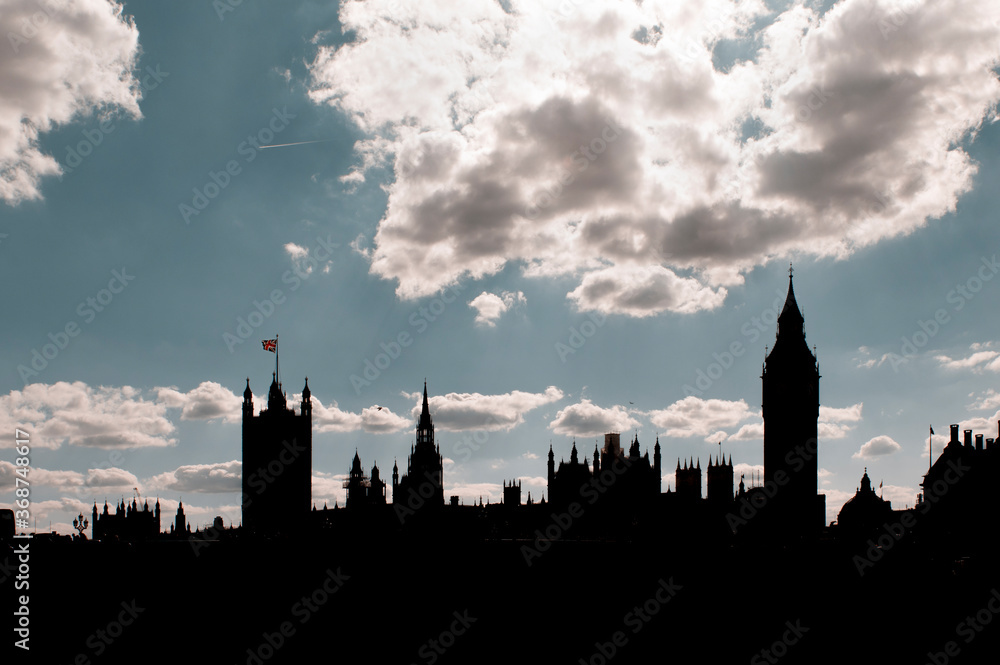 Obraz premium Silhouette of Westminster: the house of parliament and the Big Ben over a cloudy sky in London