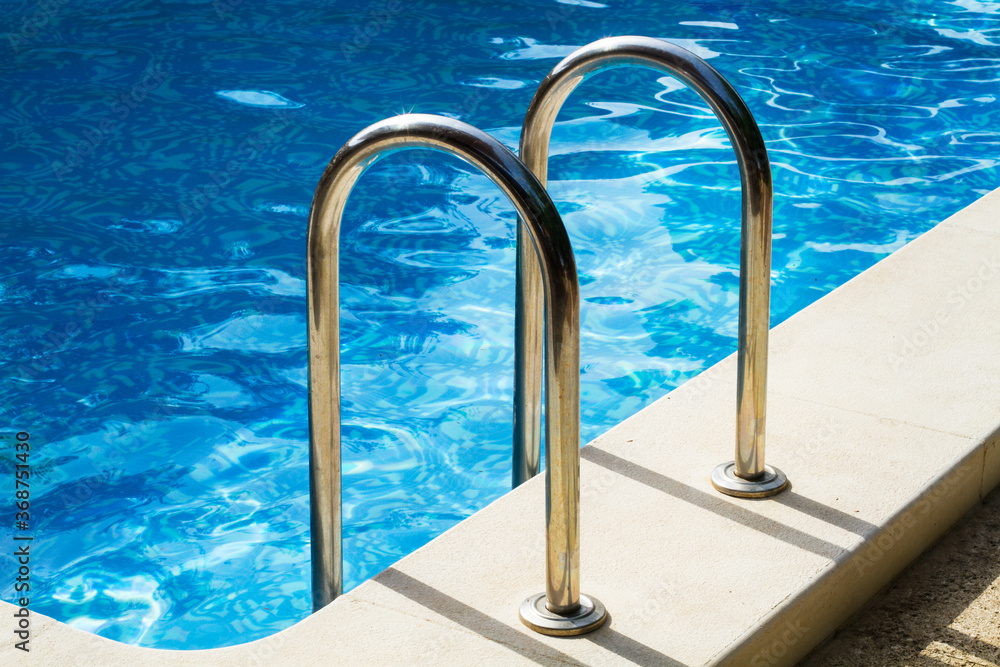 Escalera de una piscina. Vista de frente y de cerca