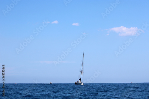 Barca a vela cabinato ondeggiante sul mare