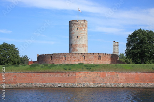 Die historische gotische Festung Wisłoujście in Danzig (Polen) auf der Martwa Wisła (vor der Halbinsel Westerplatte) aus dem 15. Jahrhundert.