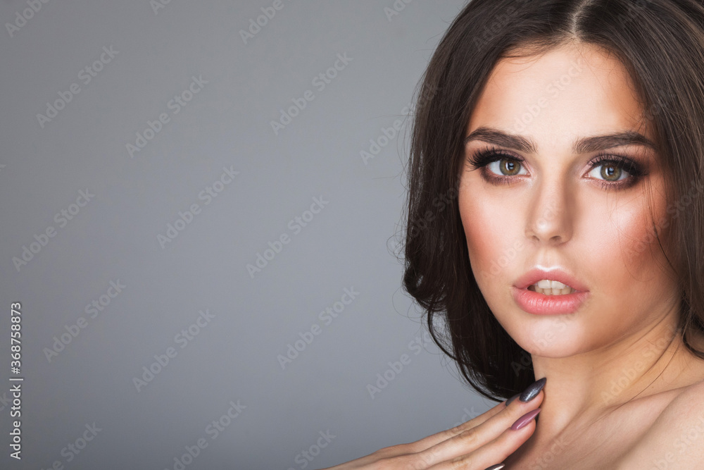 Naklejka premium Beautiful brunette woman portrait