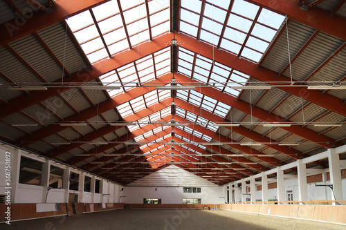 Cuadro en lienzo Empty riding hall with sandy covering without riders as an equestrian background