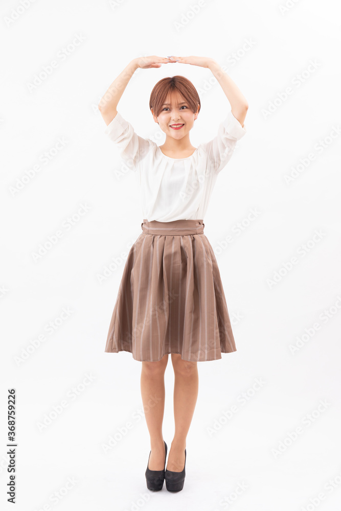 白背景で指さしする女性 白背景で指さしする女性