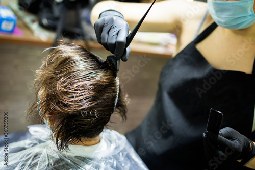 Bild auf Leinwand Hairdresser dyes woman hair