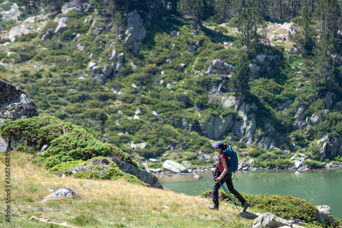 Jeune femme qui randonne à la montagne