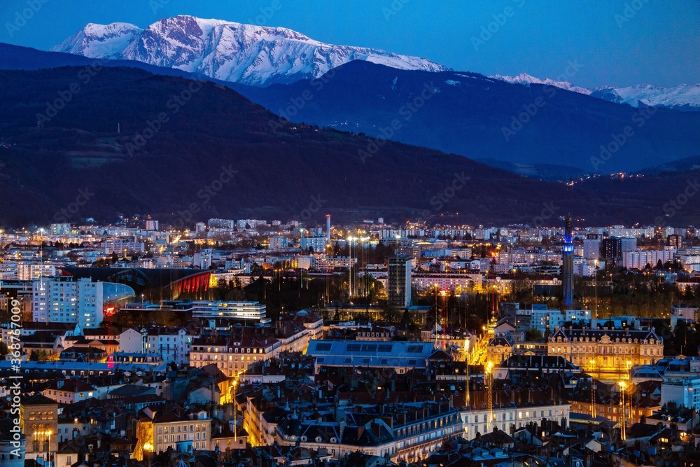 Grenoble vue de haut avec des montagnes en fond