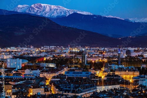 Grenoble vue de haut avec des montagnes en fond