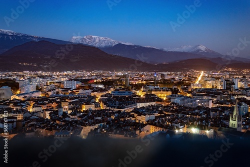 Grenoble vue de haut la nuit en panorama, montagne en fond © Yanis
