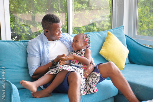 Canvastavla African American father playing with his little daughter who sitting on his lap