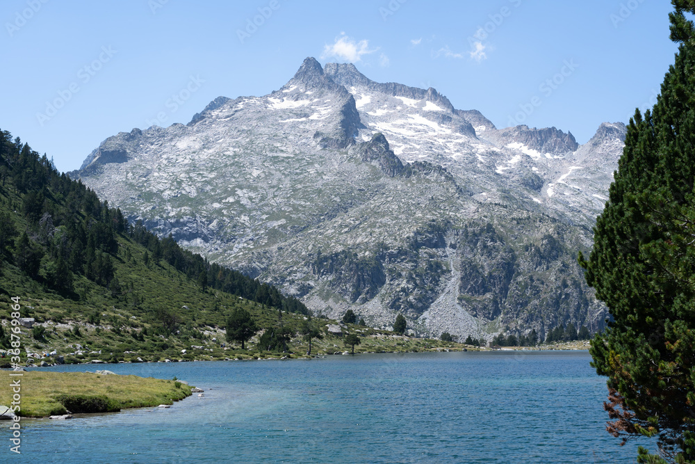 Lac d'Aumar dans les montagnes des Pyrénées