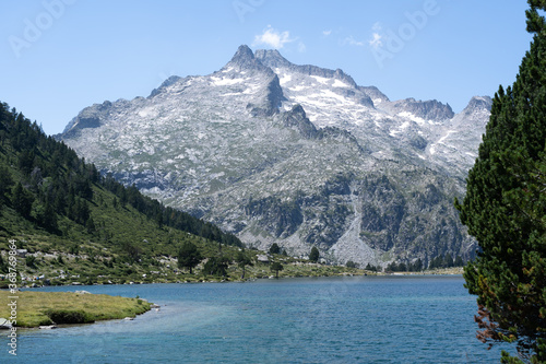 Lac d'Aumar dans les montagnes des Pyrénées © Suzanne Plumette