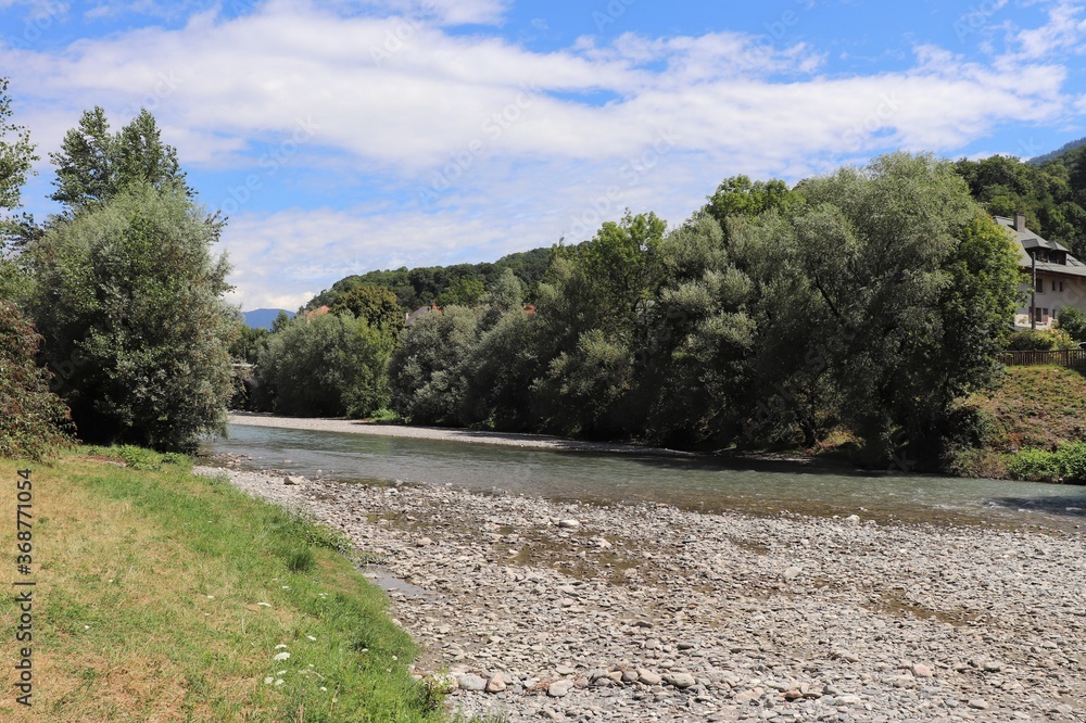 La rivière Arly dans Albertville, ville d'Albertville, département Savoie, France