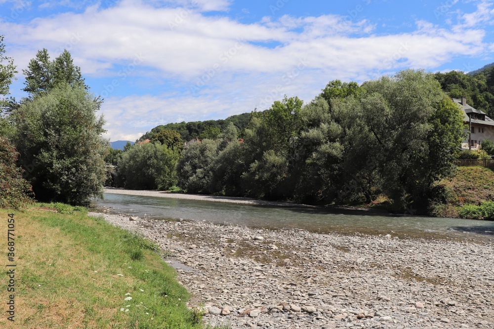 La rivière Arly dans Albertville, ville d'Albertville, département Savoie, France La rivière Arly dans Albertville, ville d'Albertville, département Savoie, France