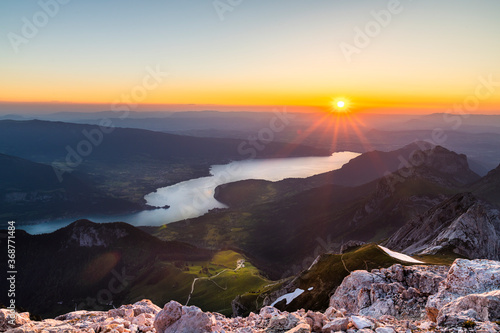 Fototapeta Naklejka Na Ścianę i Meble -  Coucher de soleil sur le lac d'Annecy