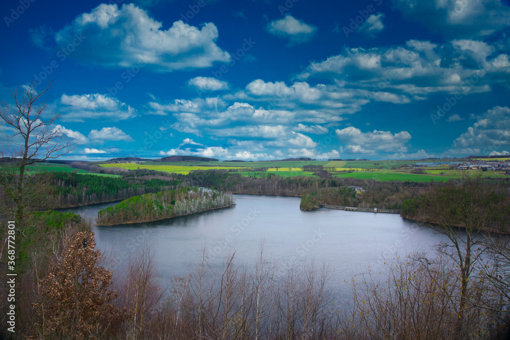 Stausee und Wolkenhimmel