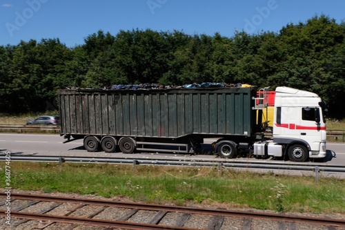 Camion benne rempli de déchets roulant sur une voie express en Bretagne
