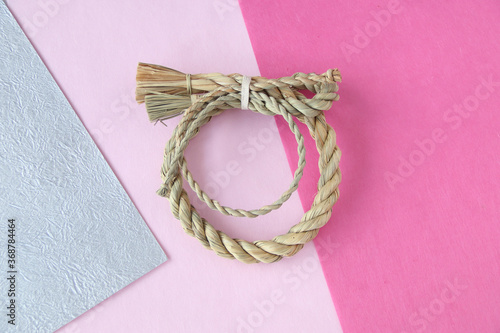 日本の正月 しめ縄リースと和紙 （ピンク2色、銀色）