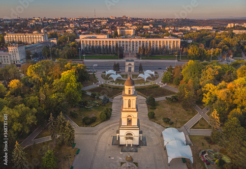 Obraz na płótnie The Triumphal Arch and the Government building in Chisinau - Moldova 2020. Aerial view w salonie