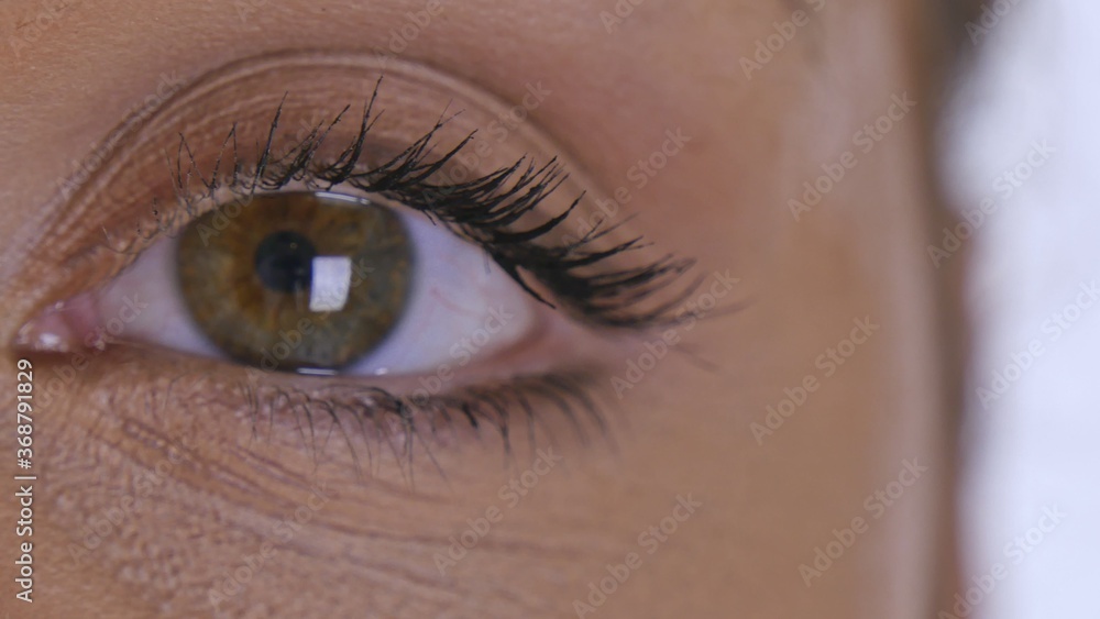 Obraz premium Close-up eye blinking