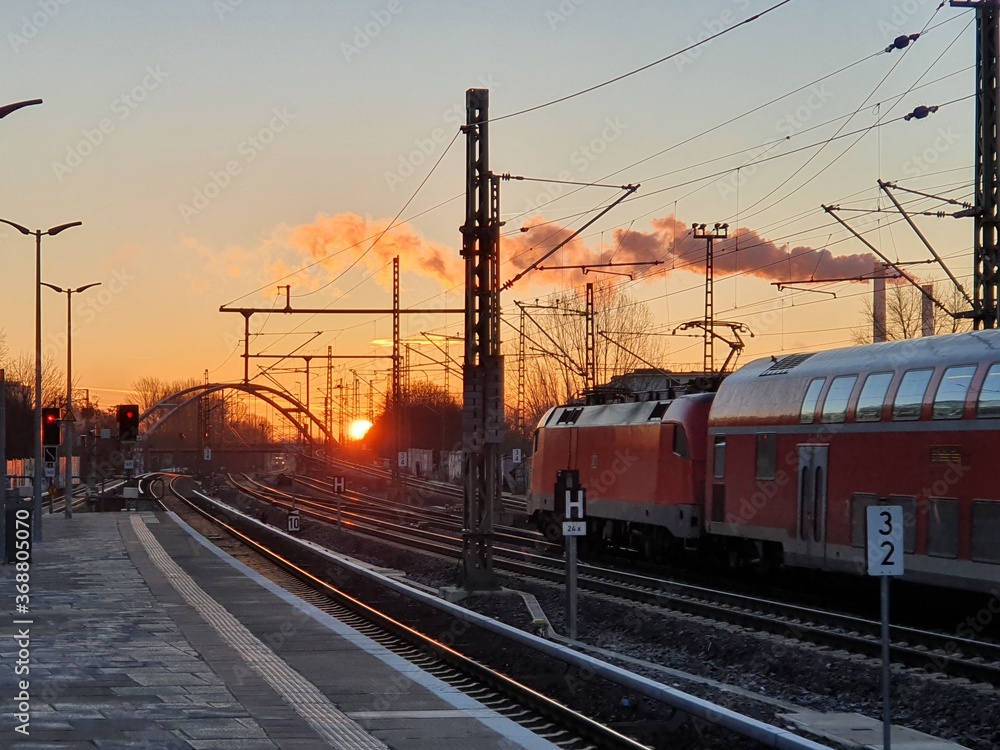 Regionalzug fährt in der Morgensonne