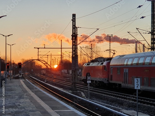 Regionalzug fährt in der Morgensonne
