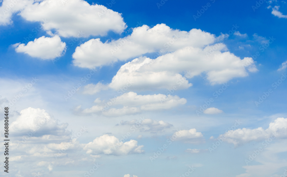 Naklejka premium beautiful blue sky and white fluffy cloud horizon outdoor for background.
