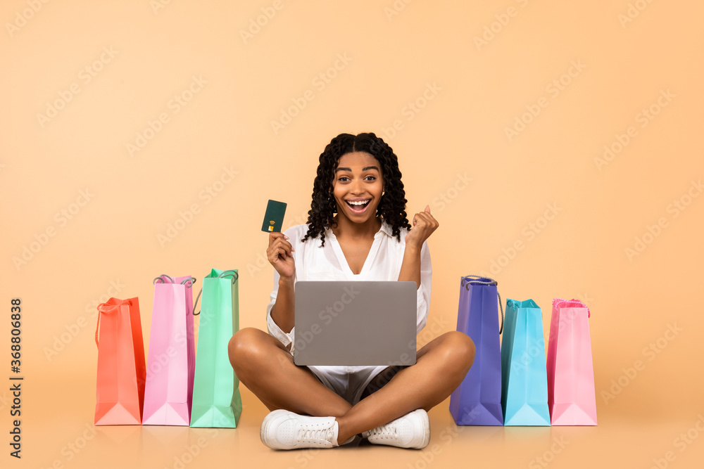 Black Lady Shopping Online Shouting Shaking Fists Over Beige Background Black Lady Shopping Online Shouting Shaking Fists Over Beige Background