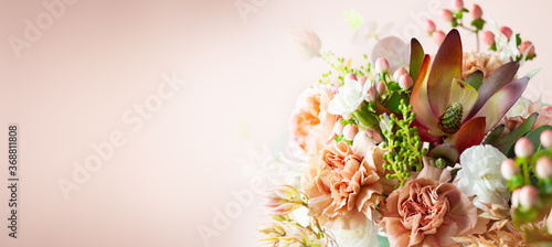 Fotografie Autumn composition made of beautiful flowers on pastel backdrop