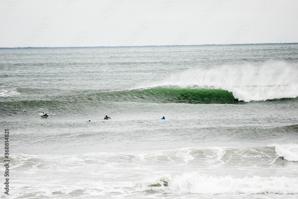 Obraz premium surfers at higgins beach maine in winter
