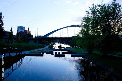 Brückenbogen, Brücke und Spiegelung im Wasser.