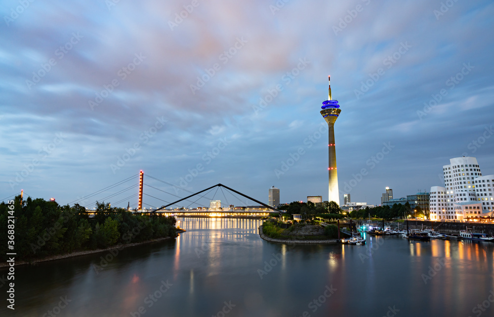 Eine Reihe der wichtigsten Sehenswürdigkeiten von Düsseldorf stehen im Medienhafen nah nebeneinander.