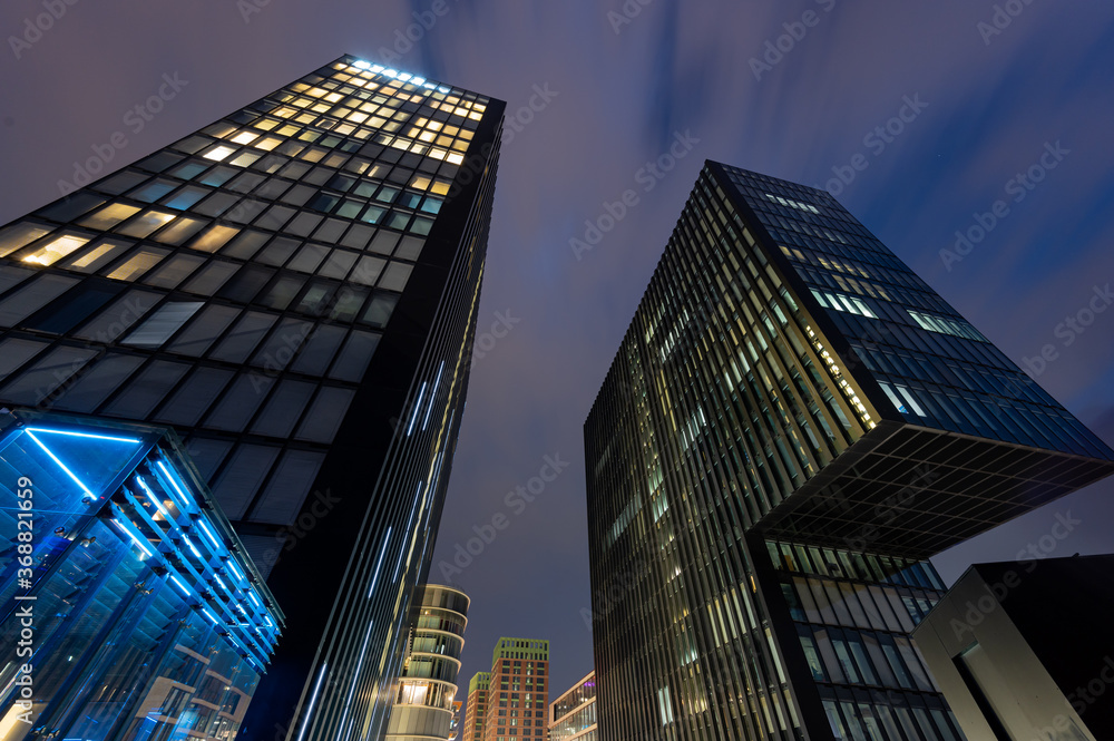Fensterfront eines modernen Bürogebäudes am  medienhafen in Düsseldorf