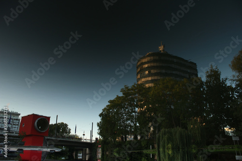Gebäude Spiegelt sich im Fluss, Reflektion, Sommer