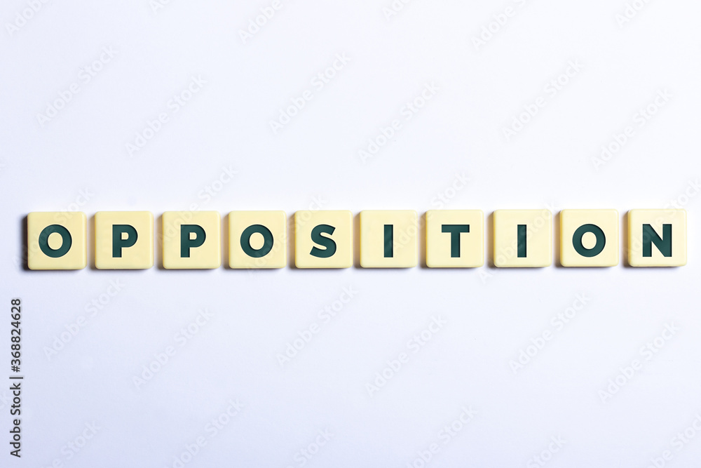 Opposition auf weißem Hintergrund Opposition auf weißem Hintergrund