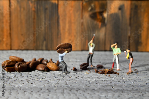 Miniatur Firuren zerschlagen Kaffeebohnen photo