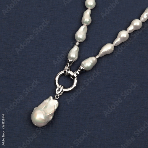 Baroque pearl necklace with pendant