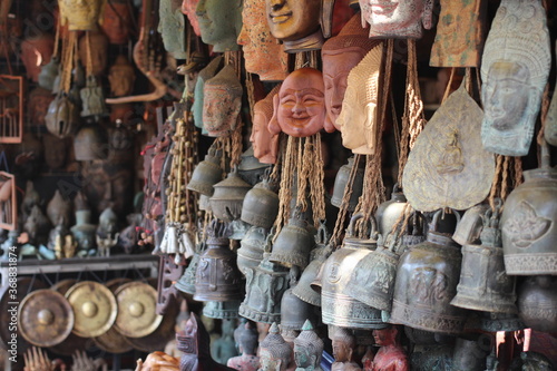 Pièces d'art bouddhistes sur un marché du Sud Est asiatique 